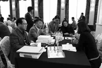 中韩企业代表洽谈中。